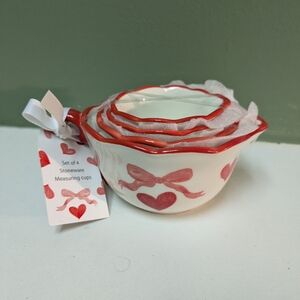 heart measuring cups